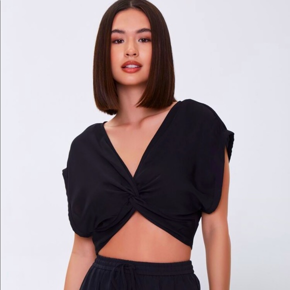 Forever 21 Tops - ❣️Host Pick❣️Forever 21 Twist Front Top M Nwt